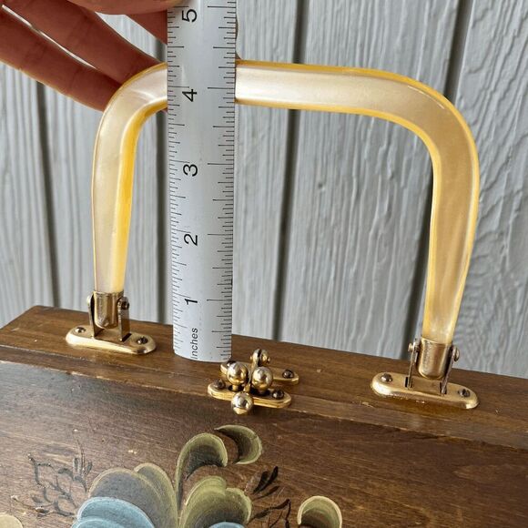 Vintage 1977 Hand-Painted Folk Art Box Purse w/ Lucite Handle – Signed R.Y.R.K. - Picture 8 of 14